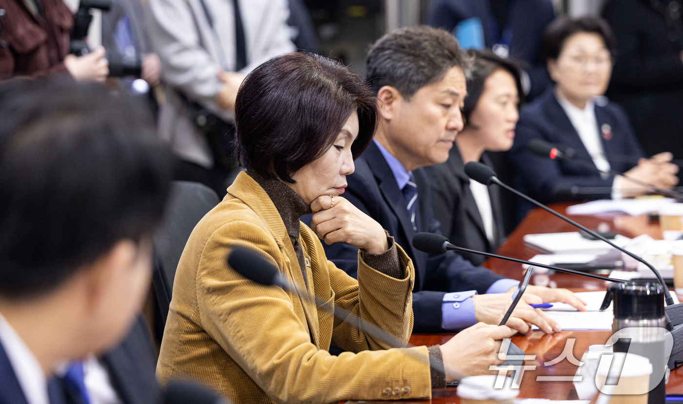 (서울=뉴스1) 이승배 기자 = 5일 서울 여의도 국회 의원회관에서 열린 중동 현안 관련 더불어민주당-재계 긴급 간담회에서 한정애 정책위의장이 생각에 잠겨있다. 2026.3.5/뉴 …