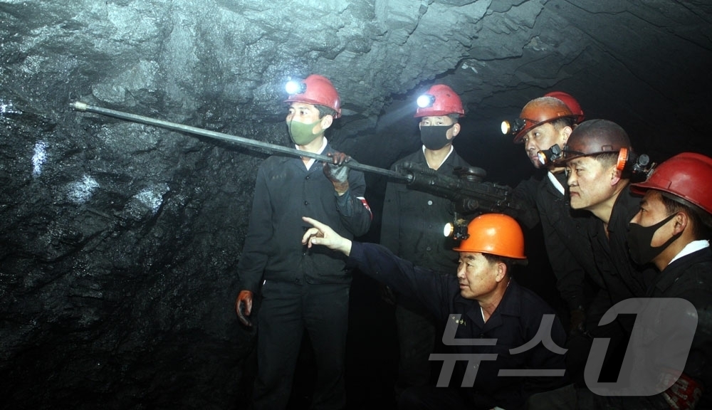 (평양 노동신문=뉴스1) = 북한 노동당 기관지 노동신문은 5일 "전체 일꾼(간부)들과 당원, 근로자들이 2월 인민경제 계획을 완수한 기세 드높이 사회주의 건설의 새 전망목표를 향 …