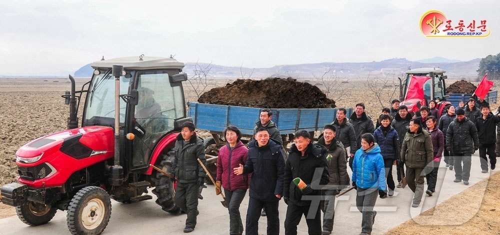 (평양 노동신문=뉴스1) = 북한 노동당 기관지 노동신문은 5일 평원군 원화농장 근로자들이 "더 높은 알곡 증산 성과로 당을 받들어갈 열의에 넘쳐 있다"고 선전했다.[국내에서만 사 …