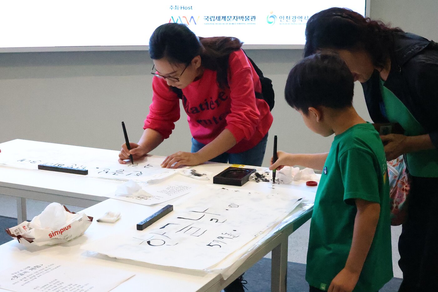 본문 이미지 - 지난해 한글날 기념 행사 때 관람객들 모습.(국립세계문자박물관 제공)