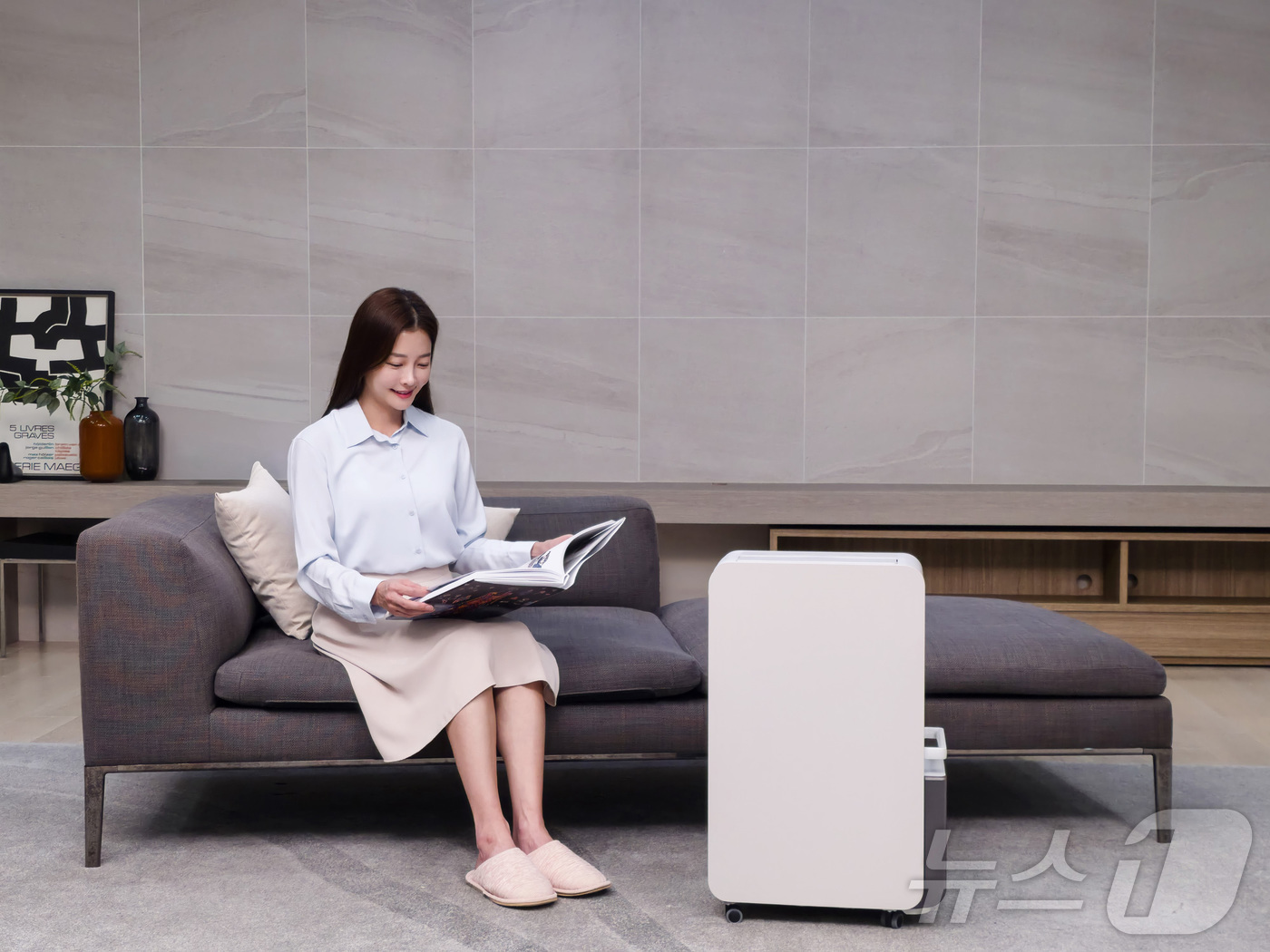 (서울=뉴스1) = 삼성전자가 뛰어난 에너지소비효율과 사용 편의성을 두루 갖춘 2026년형 고효율 인버터 제습기를 출시했다고 5일 밝혔다. 사진은 모델이 2026년형 고효율 인버터 …