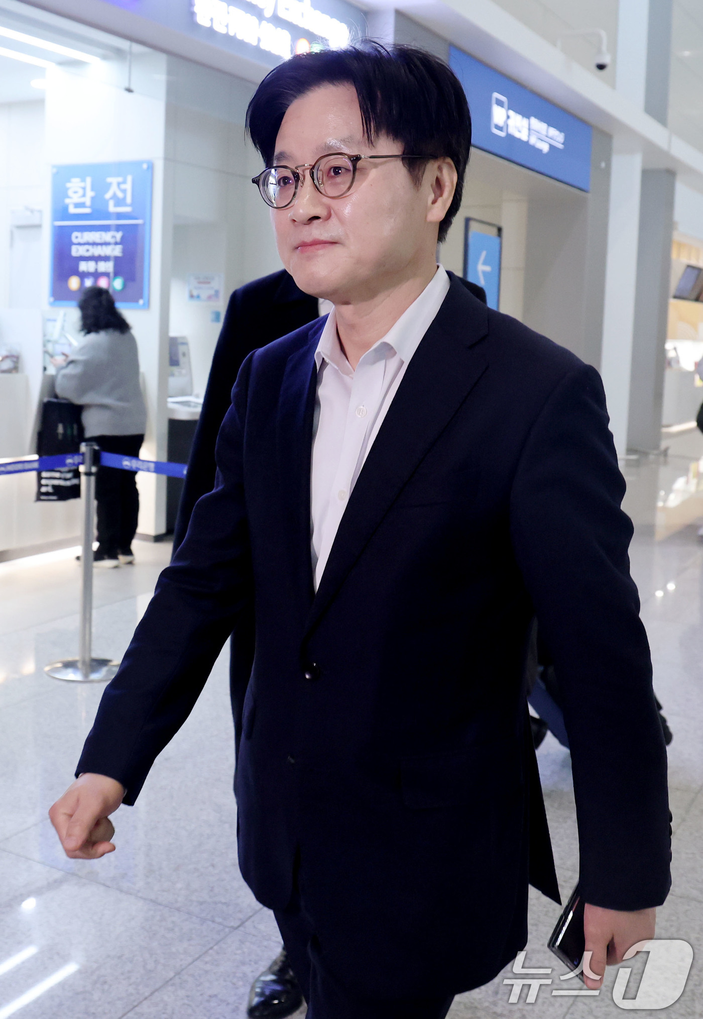 (인천공항=뉴스1) 이광호 기자 = 김정관 산업통상부 장관이 5일 오전 최대 60조원의 캐나다 초계 잠수함 프로젝트(CPSP) 수주 지원을 위해 인천국제공항에서 캐나다로 출국하고 …