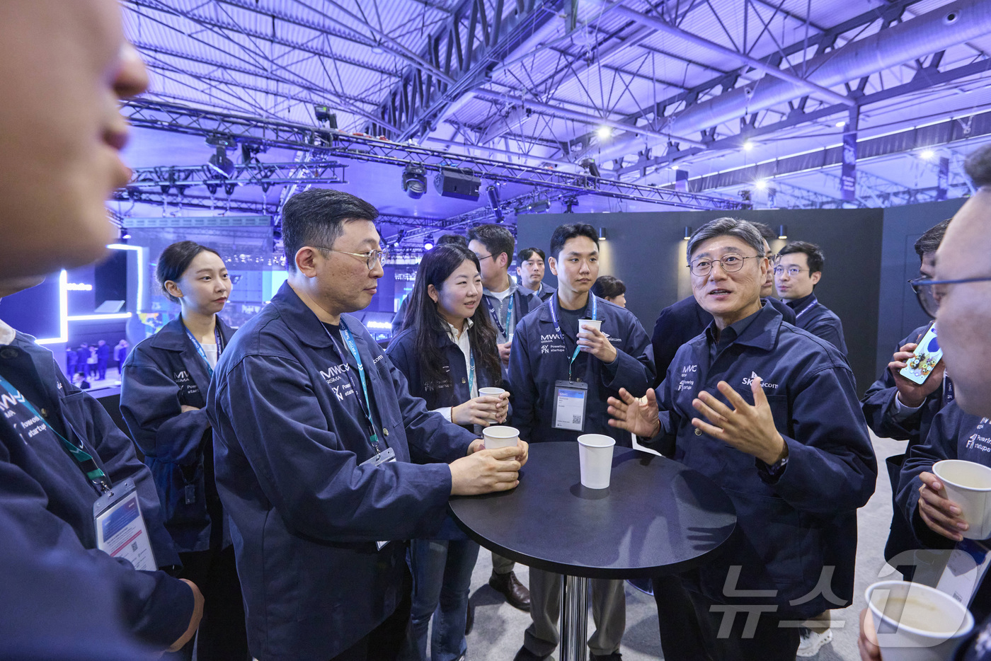 (서울=뉴스1) = SK텔레콤은 정재헌 SKT CEO가 스페인 바르셀로나에서 열리고 있는 세계 최대 모바일 박람회 MWC26에서 국내 스타트업 대표들을 만나 ‘AI 동반자’가 될 …
