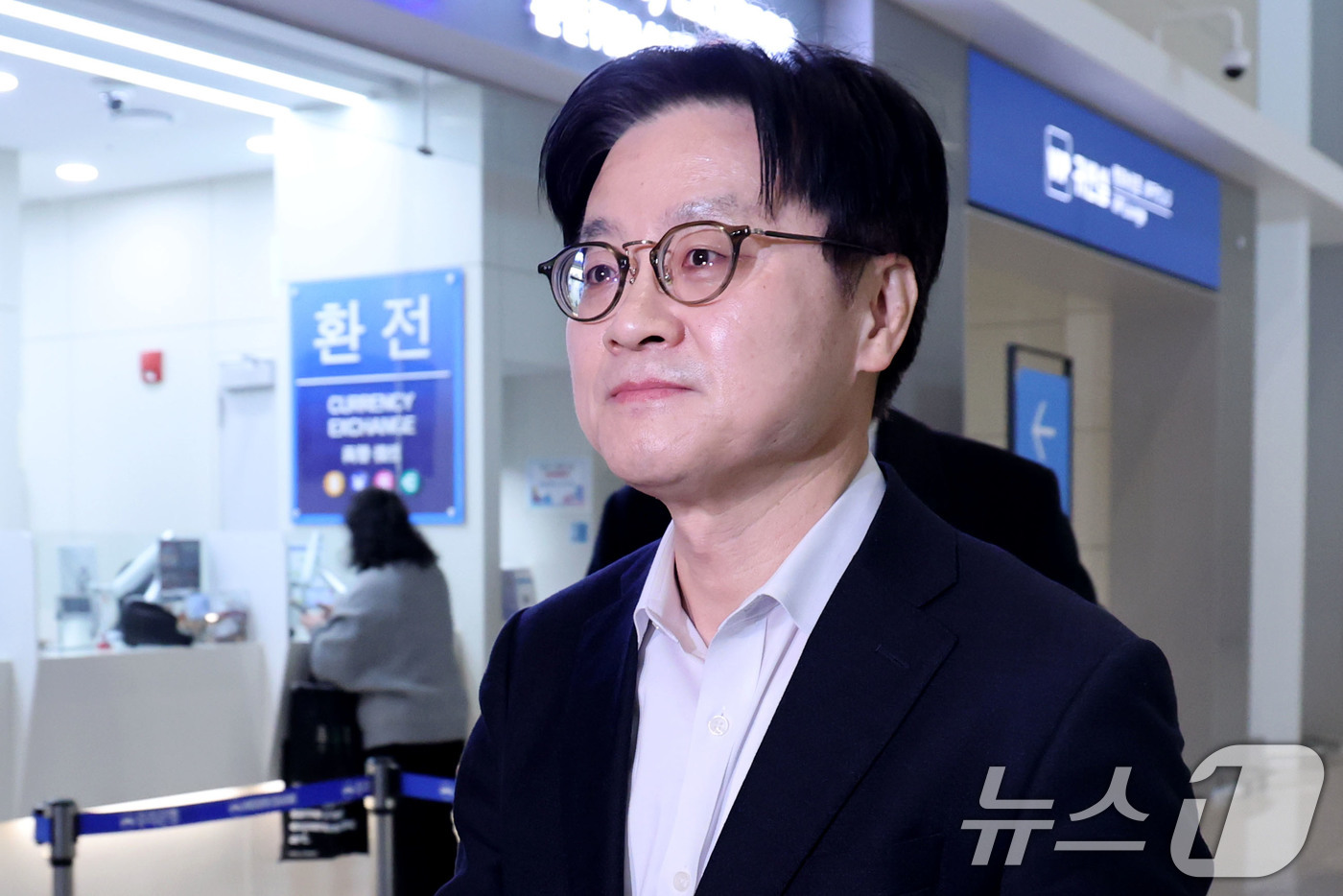(인천공항=뉴스1) 이광호 기자 = 김정관 산업통상부 장관이 5일 오전 최대 60조원의 캐나다 초계 잠수함 프로젝트(CPSP) 수주 지원을 위해 인천국제공항에서 캐나다로 출국하고 …