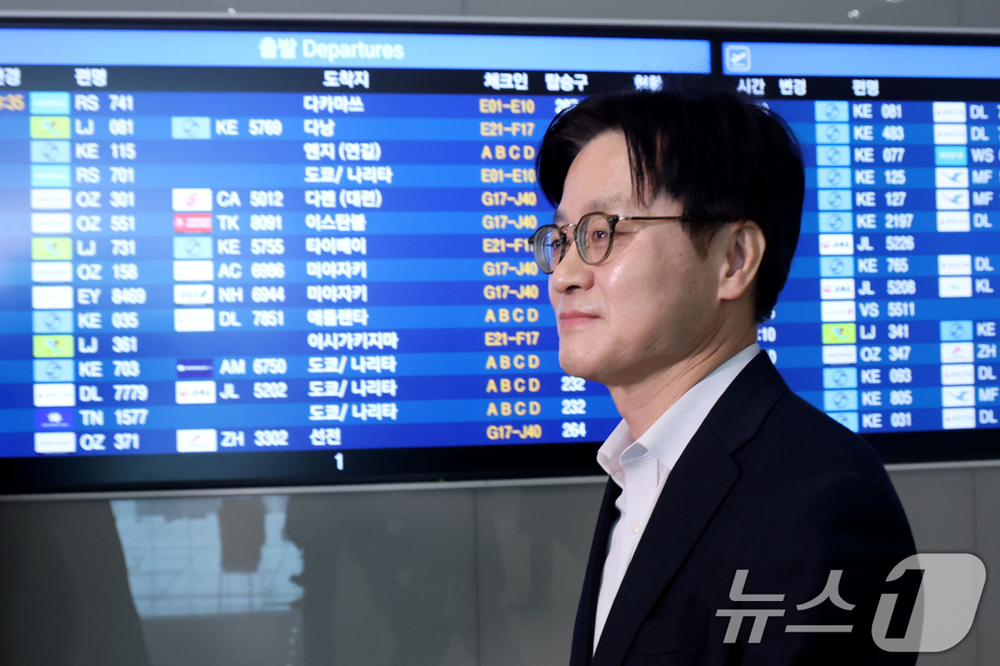 (인천공항=뉴스1) 이광호 기자 = 김정관 산업통상부 장관이 5일 오전 최대 60조원의 캐나다 초계 잠수함 프로젝트(CPSP) 수주 지원을 위해 인천국제공항에서 캐나다로 출국하고 …