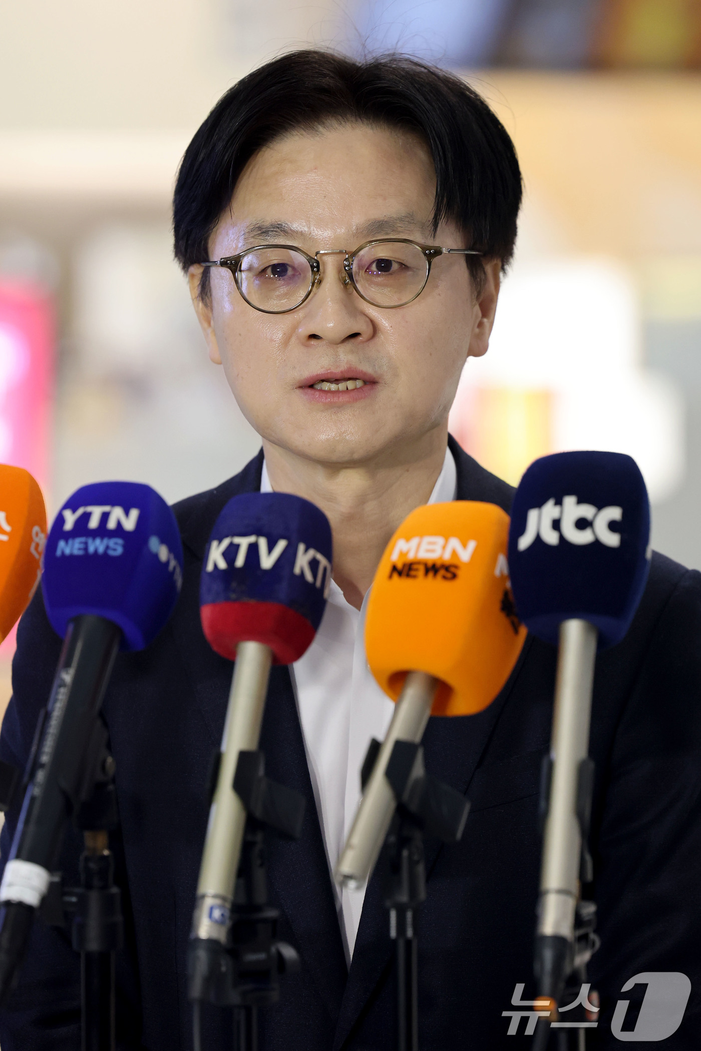 (인천공항=뉴스1) 이광호 기자 = 김정관 산업통상부 장관이 5일 오전 최대 60조원의 캐나다 초계 잠수함 프로젝트(CPSP) 수주 지원을 위해 인천국제공항에서 캐나다로 출국하며 …