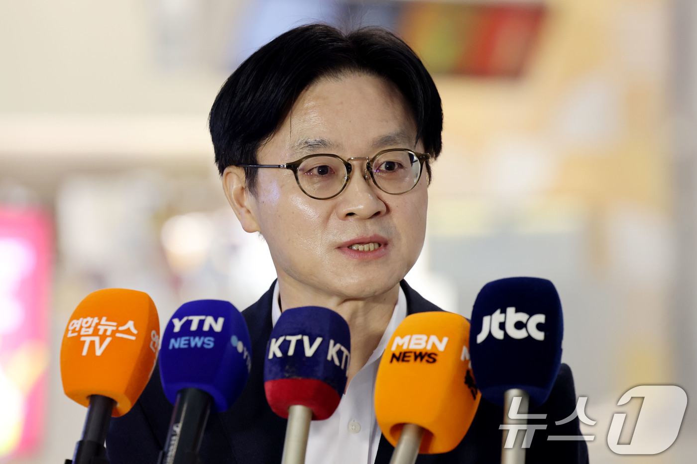 (인천공항=뉴스1) 이광호 기자 = 김정관 산업통상부 장관이 5일 오전 최대 60조원의 캐나다 초계 잠수함 프로젝트(CPSP) 수주 지원을 위해 인천국제공항에서 캐나다로 출국하며 …