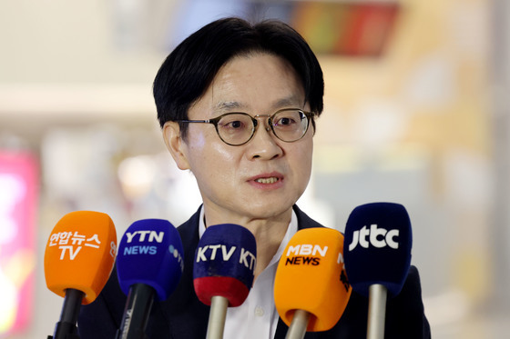 취재진 질문 답하는 김정관 장관