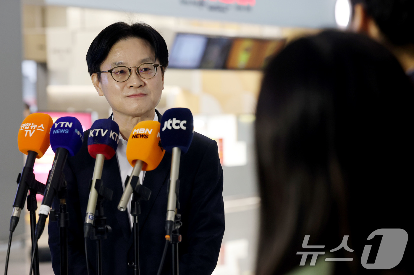 (인천공항=뉴스1) 이광호 기자 = 김정관 산업통상부 장관이 5일 오전 최대 60조원의 캐나다 초계 잠수함 프로젝트(CPSP) 수주 지원을 위해 인천국제공항에서 캐나다로 출국하며 …