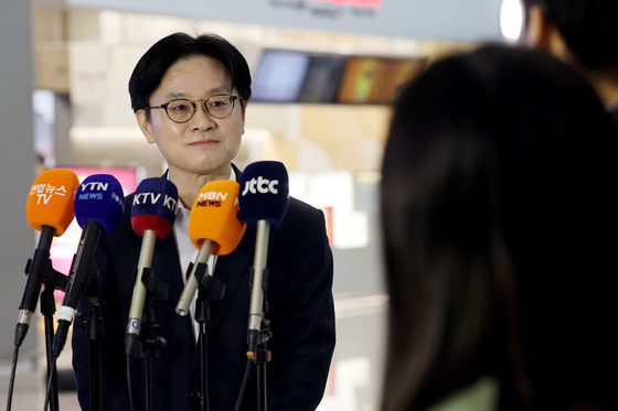 질문 듣는 김정관 장관