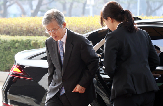 차에서 내리는 조희대 대법원장