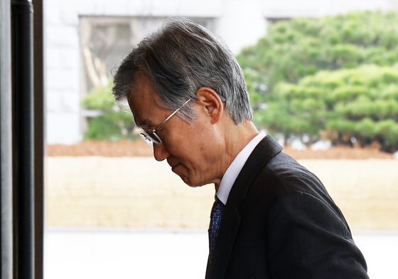 대법원청사 들어가는 조희대 대법원장