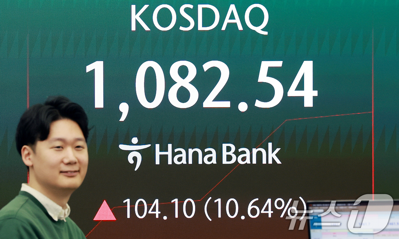 (서울=뉴스1) 이호윤 기자 = 5일 서울 중구 하나은행 딜링룸 전광판에 코스피 등 시황이 표시되고 있다. 이날 코스피는 전 거래일 대비 588.34p(11.55%) 상승한 568 …