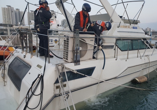 수영만요트경기장 장기계류 요트 침수사고…인명피해 없어