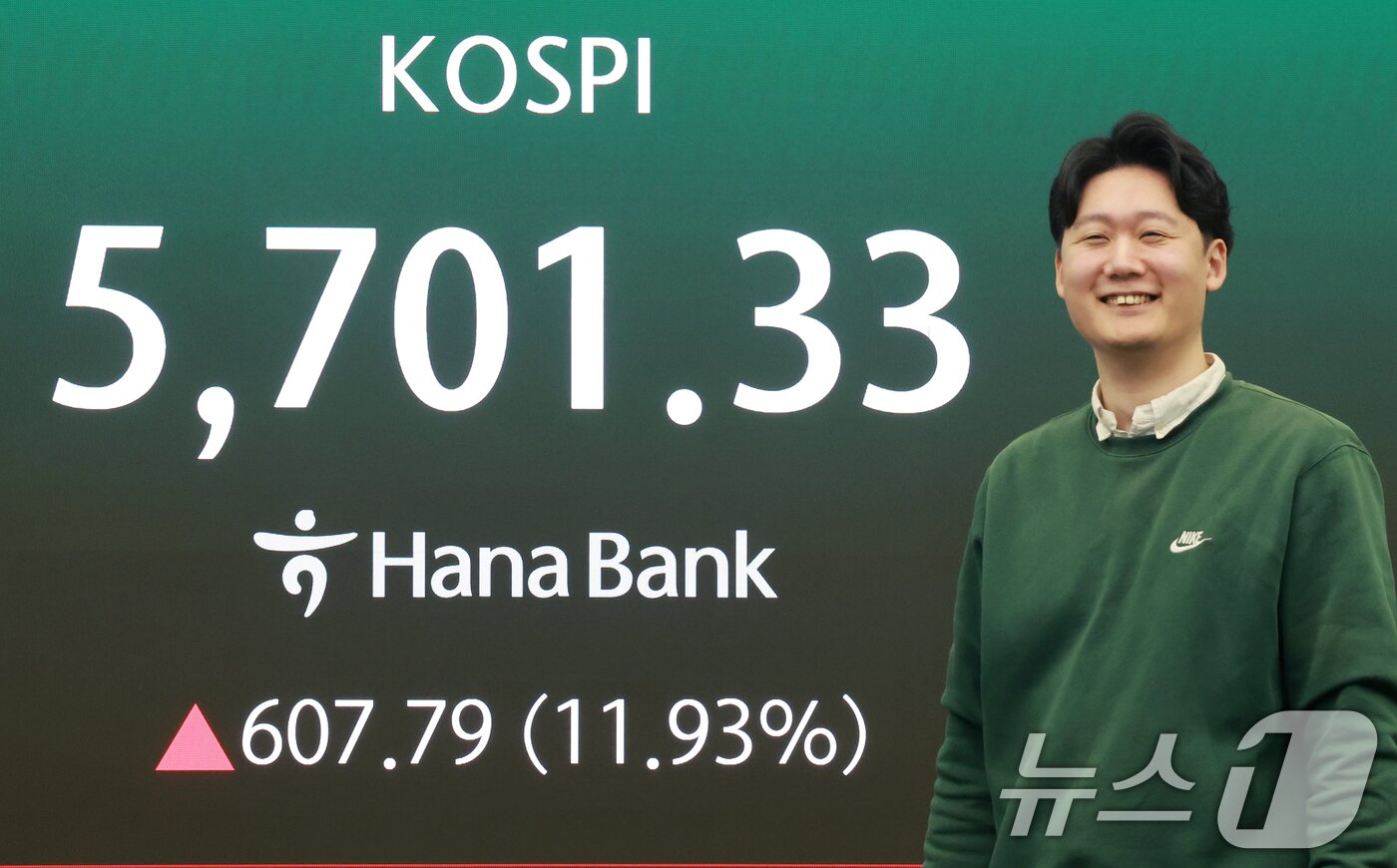 본문 이미지 - 5일 서울 중구 하나은행 딜링룸 전광판에 코스피 지수가 표시되고 있다. 이날 코스피는 장중 5700을 돌파했다. 2026.3.5 ⓒ 뉴스1 이호윤 기자