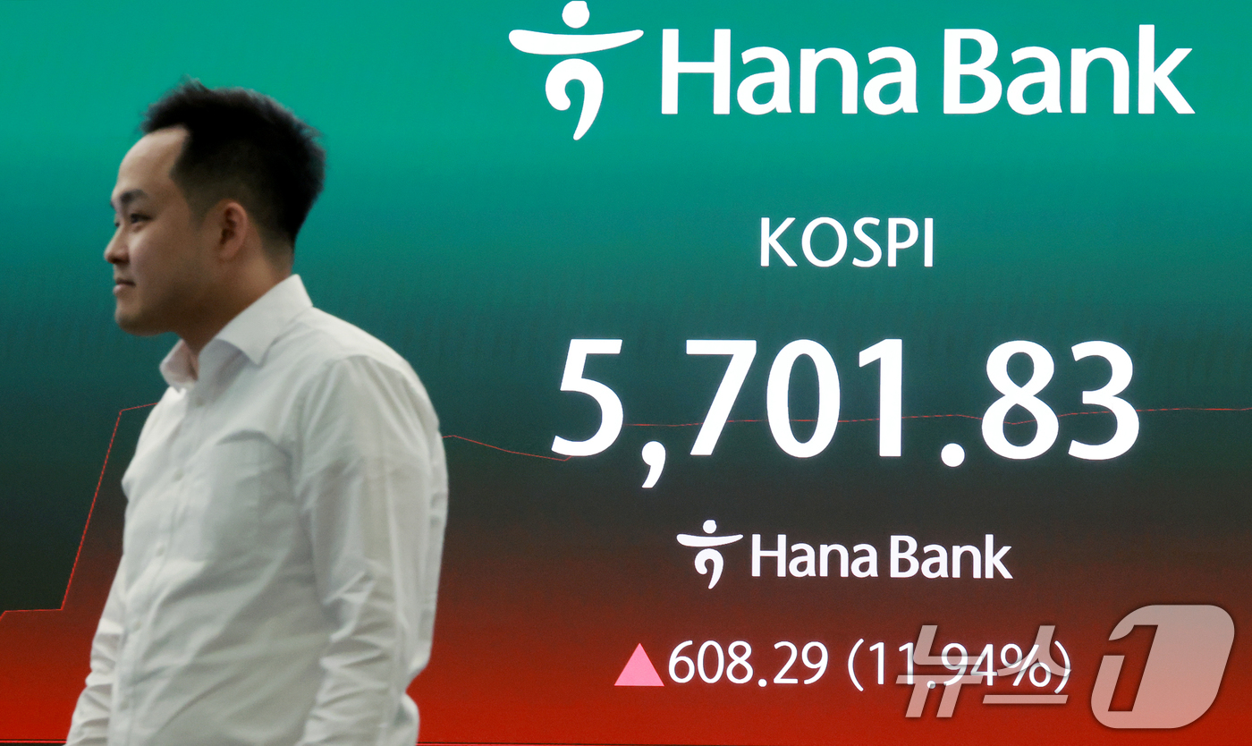 (서울=뉴스1) 이호윤 기자 = 5일 서울 중구 하나은행 딜링룸 전광판에 코스피 지수가 표시되고 있다. 이날 코스피는 장중 5700을 돌파했다. 2026.3.5/뉴스1