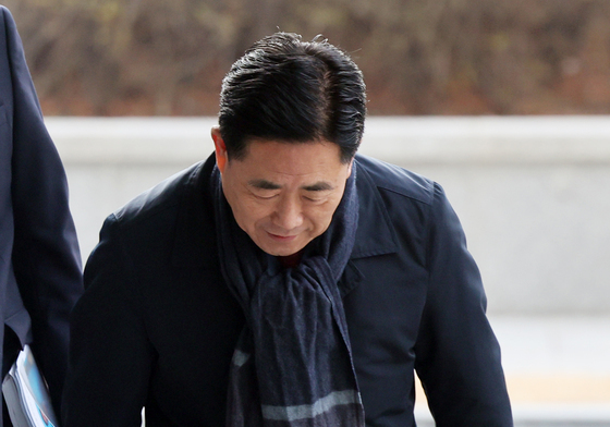 합수본 출석하며 취재진에 인사하는 김규환 전 의원