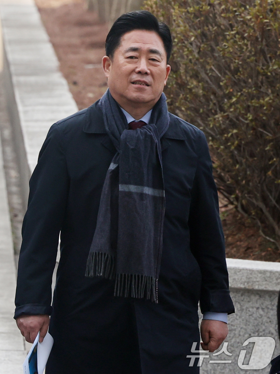 (서울=뉴스1) 황기선 기자 = 통일교 금품 수수 의혹을 받는 김규환 전 미래한국당 의원이 5일 오전 서울 서초구 고등검찰청에 마련된 검경 합동수사본부에 조사를 위해 출석하고 있다 …