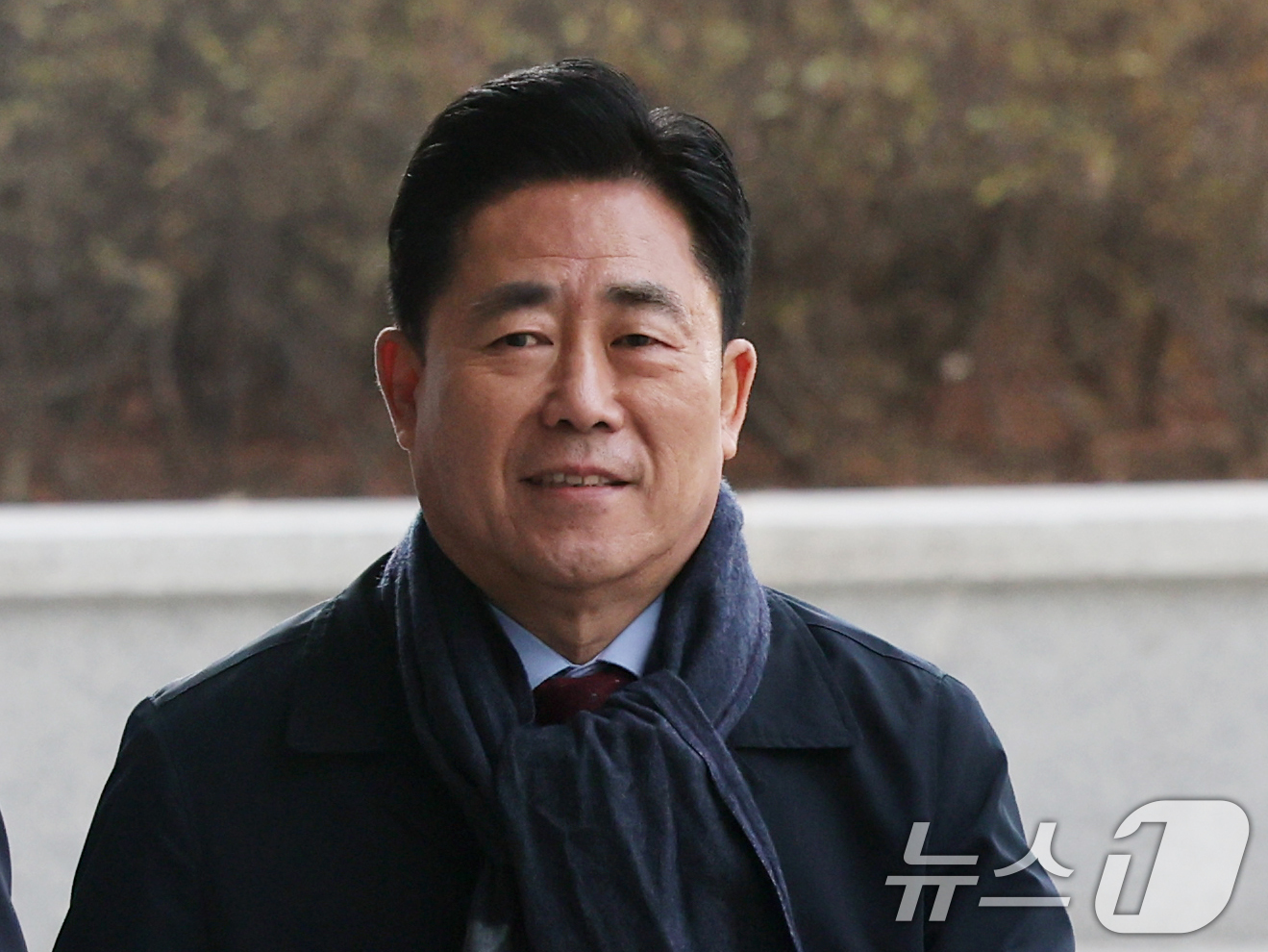 (서울=뉴스1) 황기선 기자 = 통일교 금품 수수 의혹을 받는 김규환 전 미래한국당 의원이 5일 오전 서울 서초구 고등검찰청에 마련된 검경 합동수사본부에 조사를 위해 출석하고 있다 …