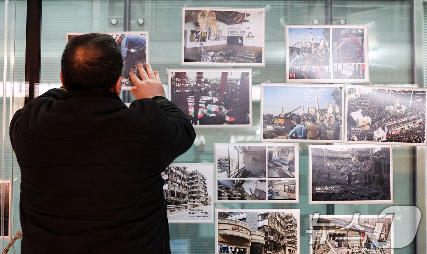 (서울=뉴스1) 최지환 기자 = 5일 오전 서울 용산구 주한 이란 대사관에서 사이드 쿠제치 주한 이란 대사의 기자회견을 앞두고 대사관 직원들이 미국·이스라엘의 이란 공격 관련 사진 …