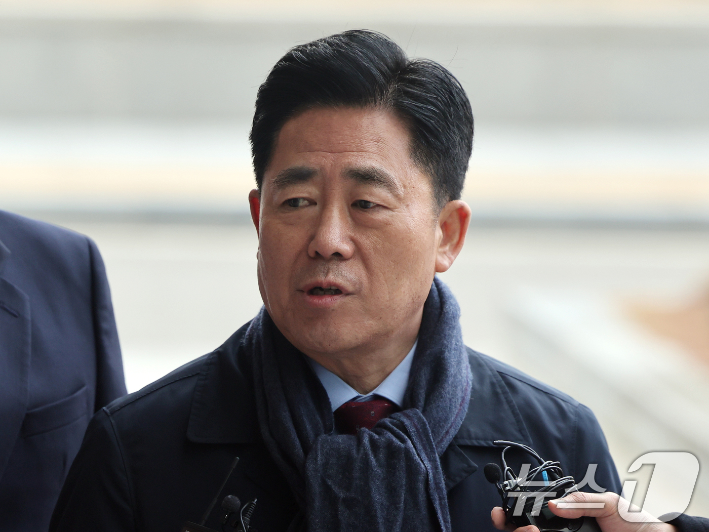 (서울=뉴스1) 황기선 기자 = 통일교 금품 수수 의혹을 받는 김규환 전 미래한국당 의원이 5일 오전 서울 서초구 고등검찰청에 마련된 검경 합동수사본부에 조사를 위해 출석하며 취재 …