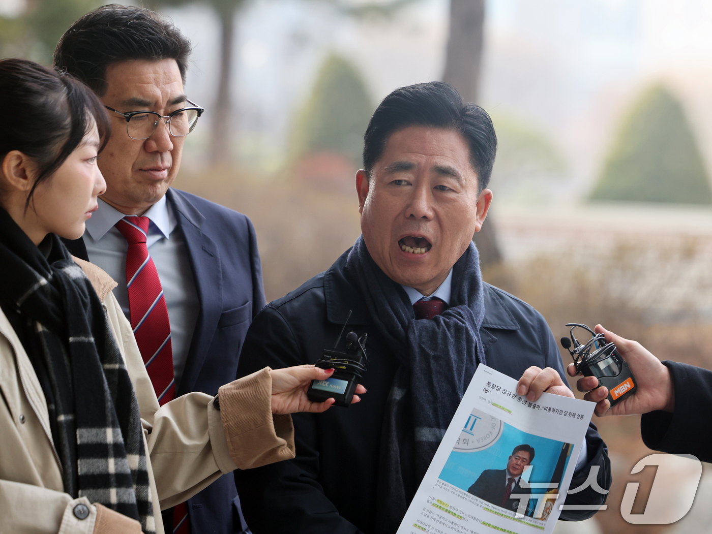 (서울=뉴스1) 황기선 기자 = 통일교 금품 수수 의혹을 받는 김규환 전 미래한국당 의원이 5일 오전 서울 서초구 고등검찰청에 마련된 검경 합동수사본부에 조사를 위해 출석하며 취재 …