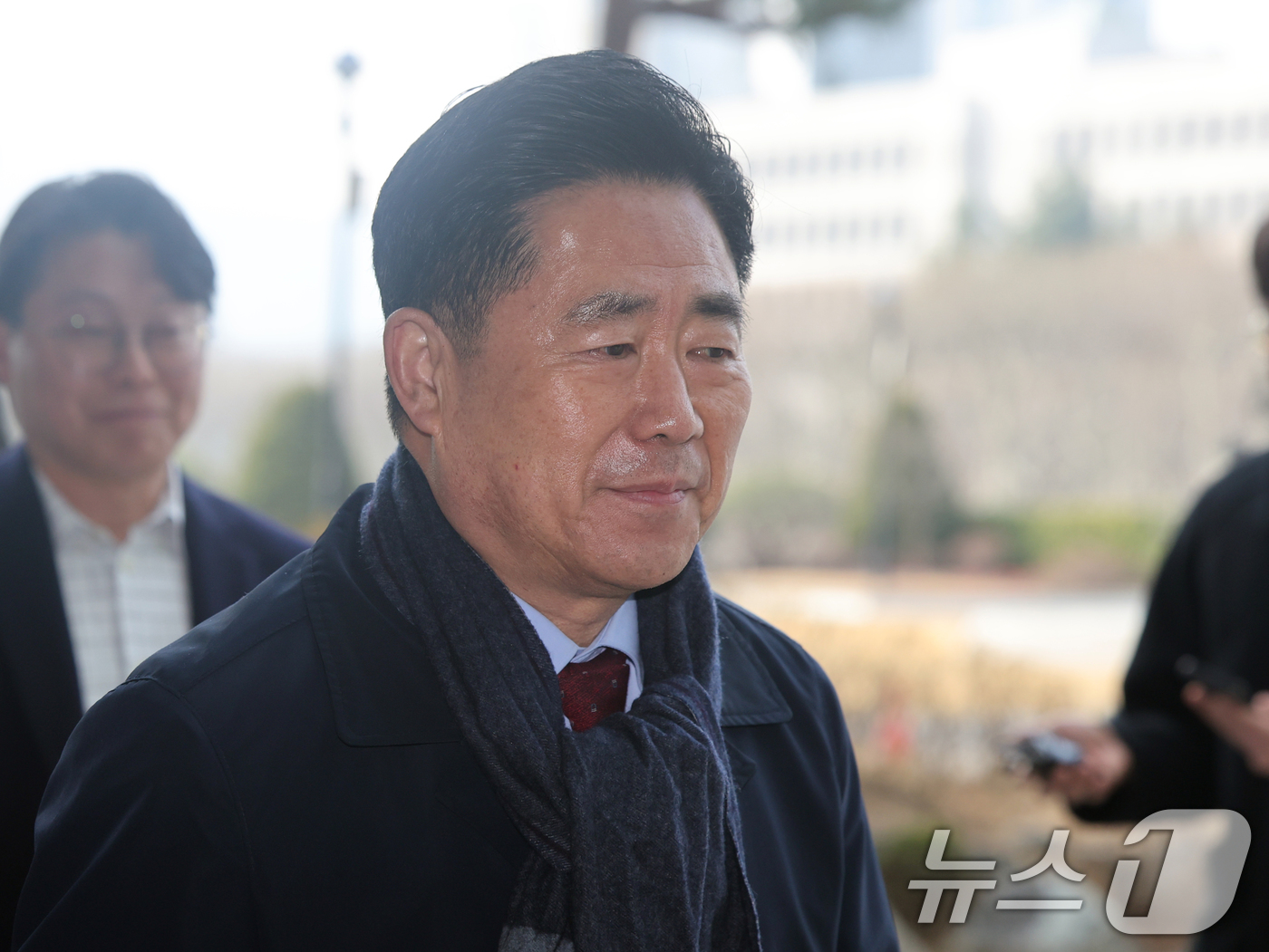 (서울=뉴스1) 황기선 기자 = 통일교 금품 수수 의혹을 받는 김규환 전 미래한국당 의원이 5일 오전 서울 서초구 고등검찰청에 마련된 검경 합동수사본부에 조사를 위해 출석하고 있다 …