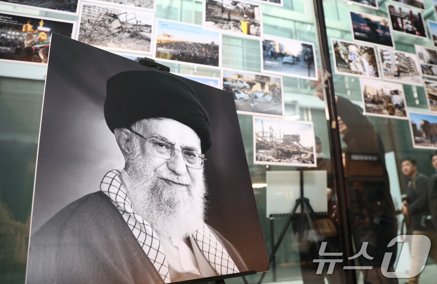 (서울=뉴스1) 최지환 기자 = 5일 오전 서울 용산구 주한 이란 대사관에서 사이드 쿠제치 주한 이란 대사의 기자회견을 앞두고 대사관 직원들이 미국·이스라엘의 이란 공격 관련 사진 …