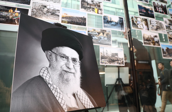 현지 사진 게시하는 주한 이란 대사관 관계자