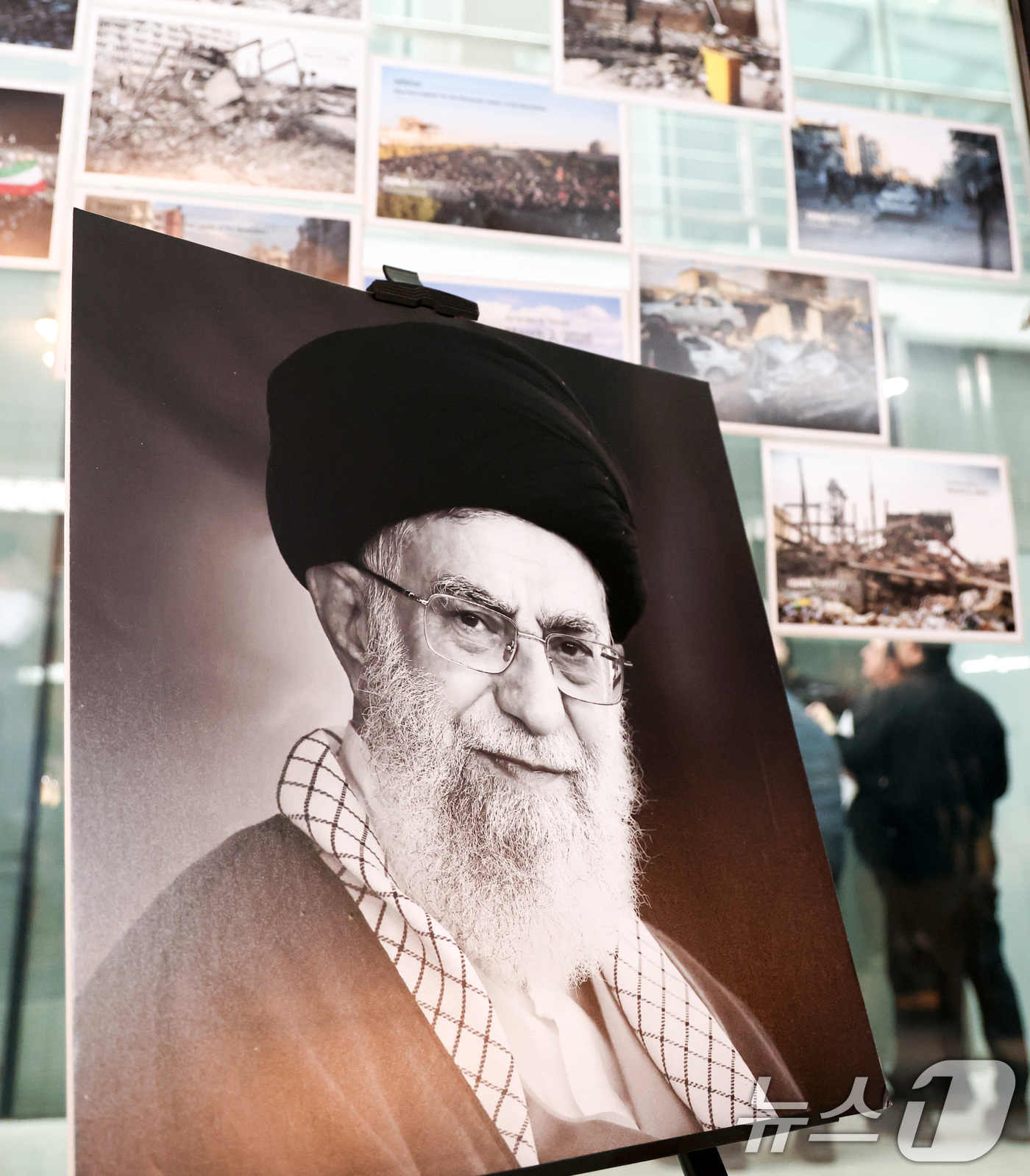 (서울=뉴스1) 최지환 기자 = 5일 오전 사이드 쿠제치 주한 이란 대사의 기자회견을 앞둔 서울 용산구 주한 이란 대사관에 미군과 이스라엘의 공습으로 사망한 아야톨라 알리 하메네이 …