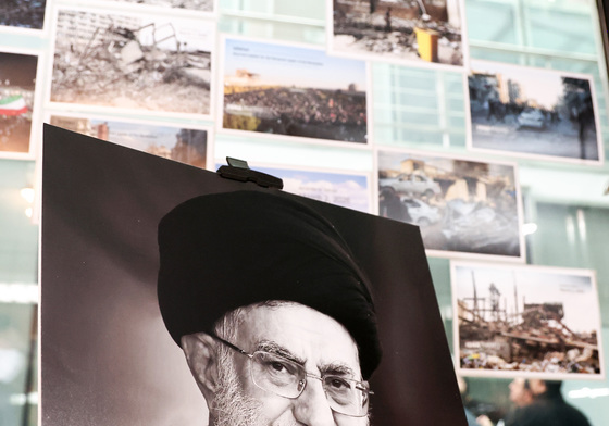 기자회견장에 놓인 하메네이 사진