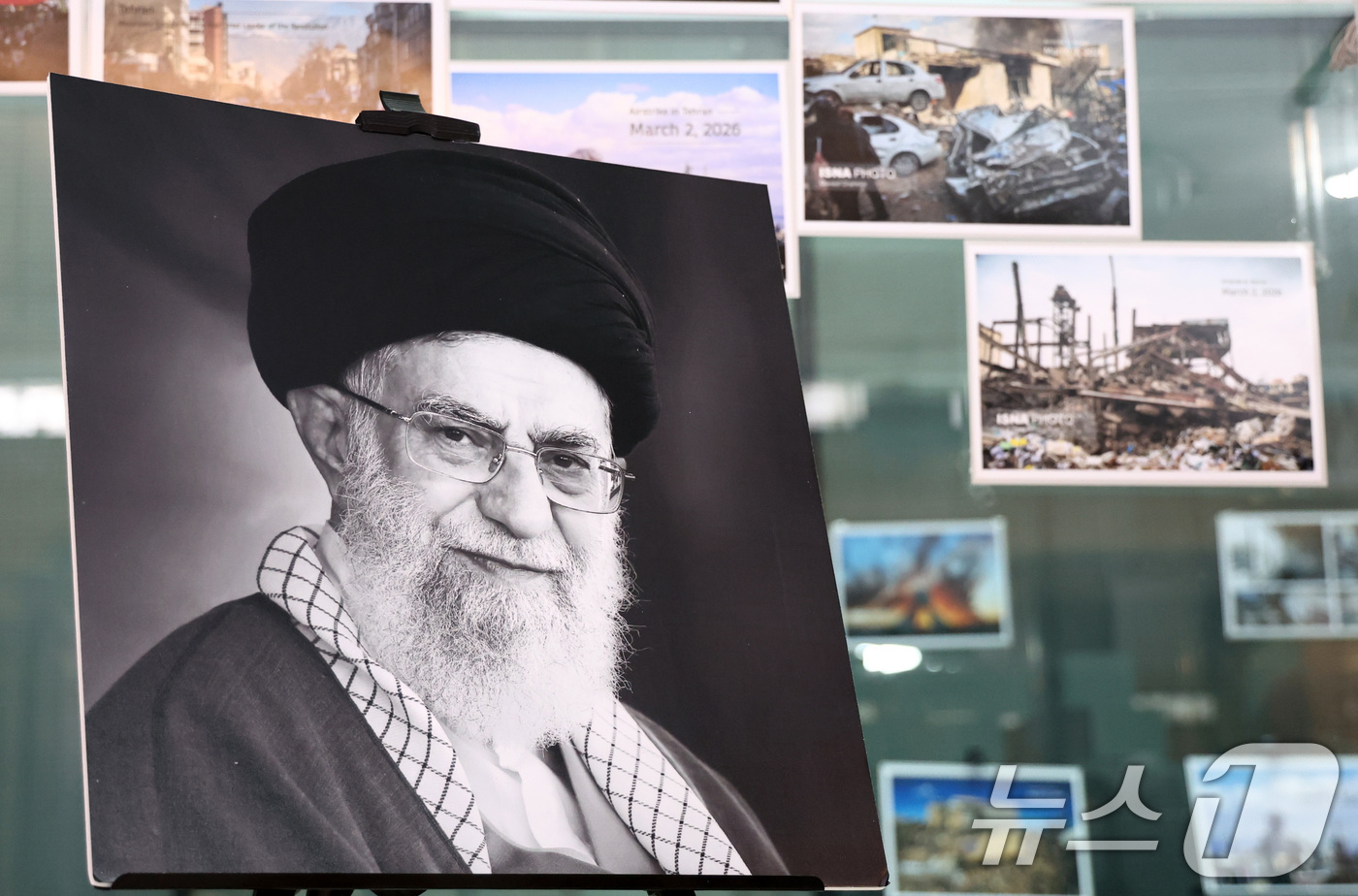 (서울=뉴스1) 최지환 기자 = 5일 오전 사이드 쿠제치 주한 이란 대사의 기자회견을 앞둔 서울 용산구 주한 이란 대사관에 미군과 이스라엘의 공습으로 사망한 아야톨라 알리 하메네이 …