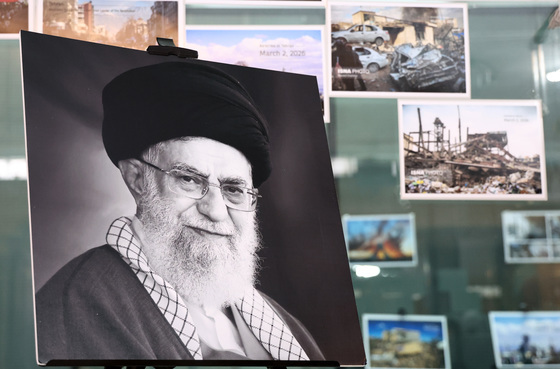 이란대사관 걸린 하메네이 사진