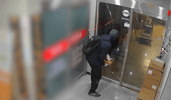 본문 이미지 - A 씨 범행 장면. (유튜버 '추천하는 남자' 제공. 재판매 및 DB 금지) 2026.2.25.뉴스1