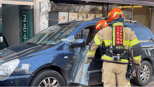 본문 이미지 - 4일 서울 서대문구 홍제동 '소방영웅길'에서 열린 '긴급출동 방해 차량 강제처분 시연회'에서 소방대원들이 출동로를 막은 차량의 창문을 파손해 이동시키는 '강제 이동' 시연을 하고 있다. 2026.3.04/뉴스1 ⓒ News1 한지명 기자