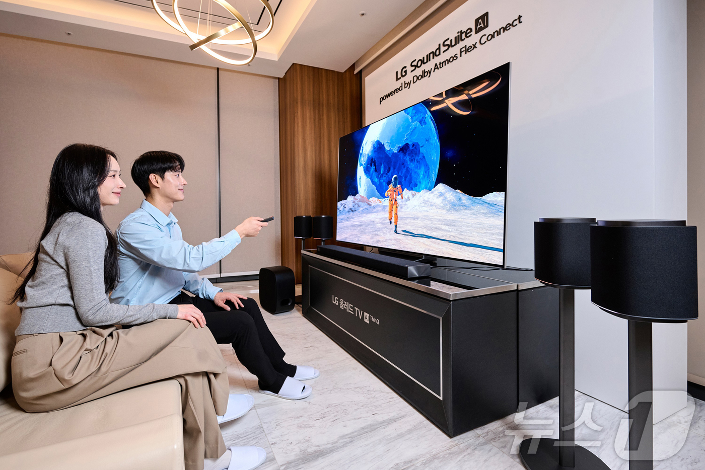 (서울=뉴스1) = LG전자가 5일 AI와 혁신 기술로 어떤 공간에서도 극장 같은 입체감과 공간감을 경험할 수 있는 신개념 프리미엄 홈 오디오 시스템 ‘LG 사운드 스위트’를 국내 …