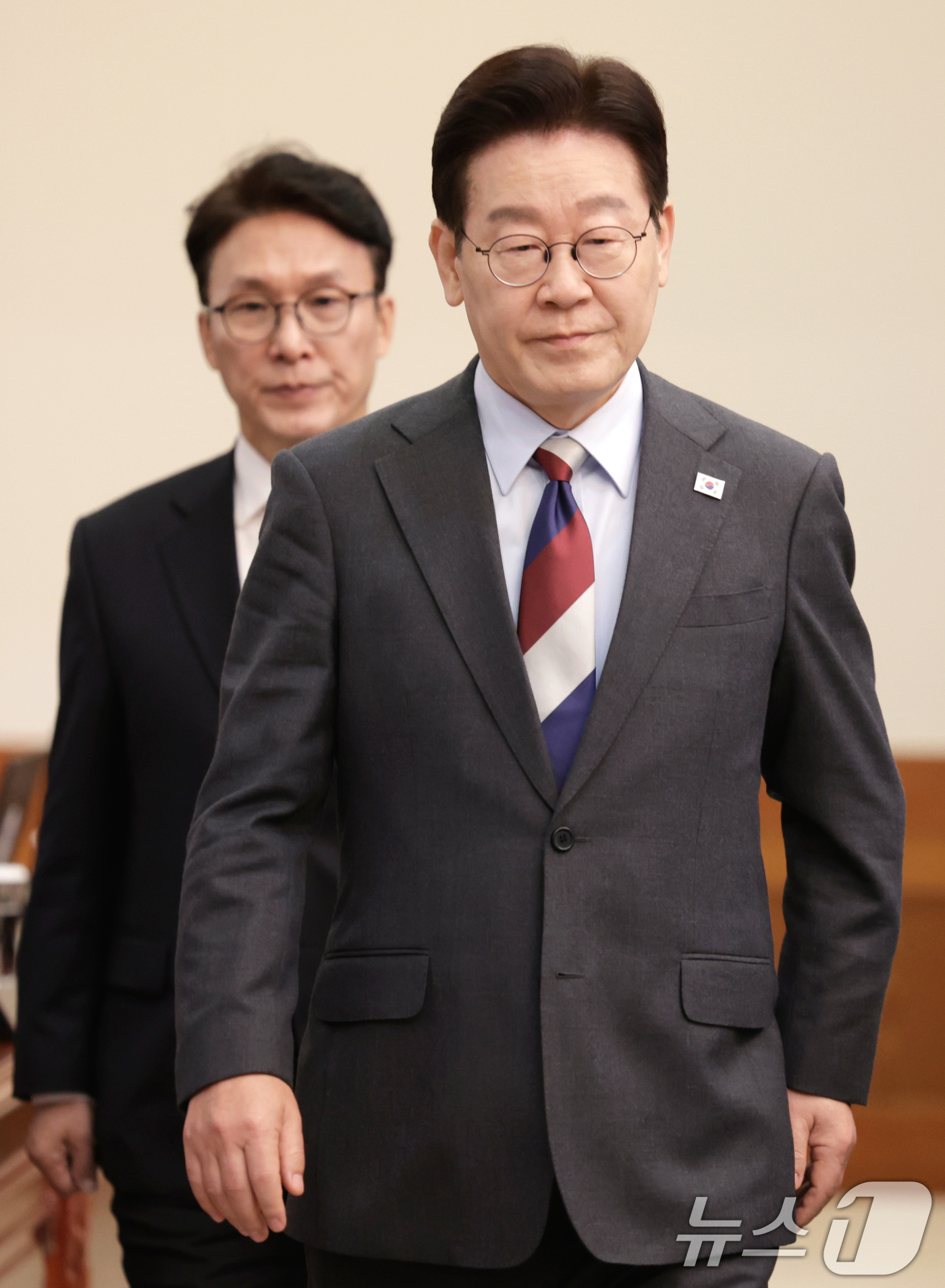 (서울=뉴스1) 이재명 기자 = 이재명 대통령이 5일 청와대에서 열린 임시 국무회의에 입장하고 있다. 2026.3.5/뉴스1