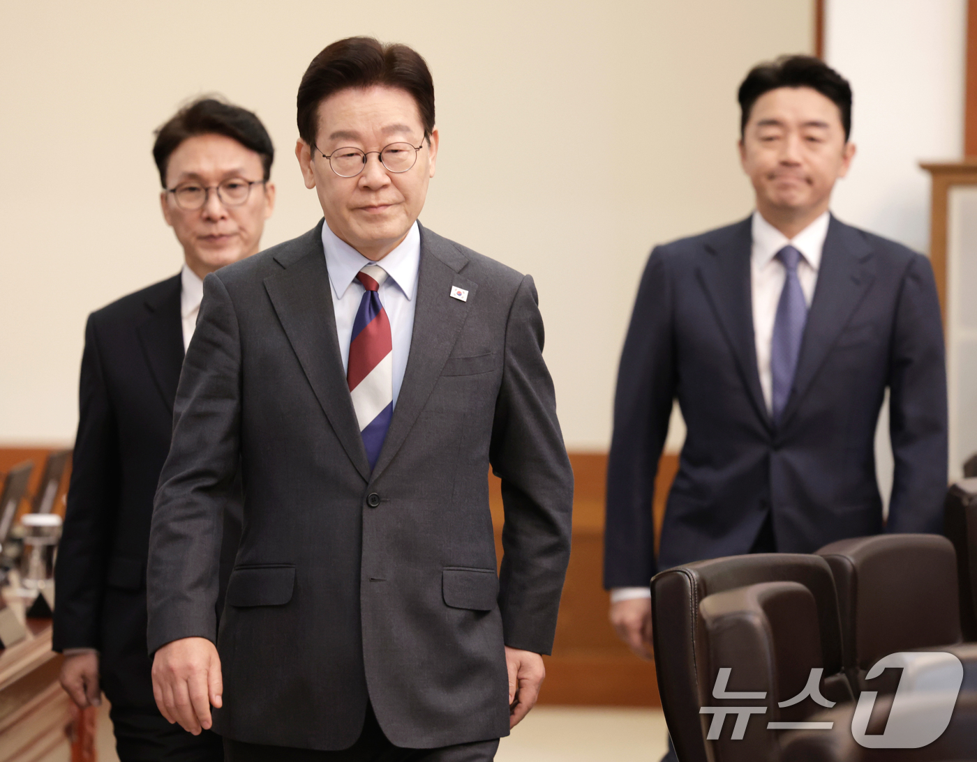 (서울=뉴스1) 이재명 기자 = 이재명 대통령이 5일 청와대에서 열린 임시 국무회의에 입장하고 있다. 2026.3.5/뉴스1