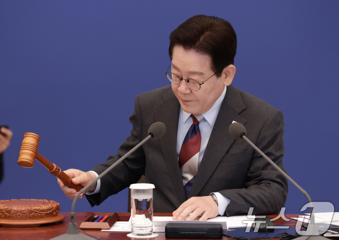 (서울=뉴스1) 이재명 기자 = 이재명 대통령이 5일 청와대에서 열린 임시국무회의에서 의사봉을 두드리고 있다. 2026.3.5/뉴스1