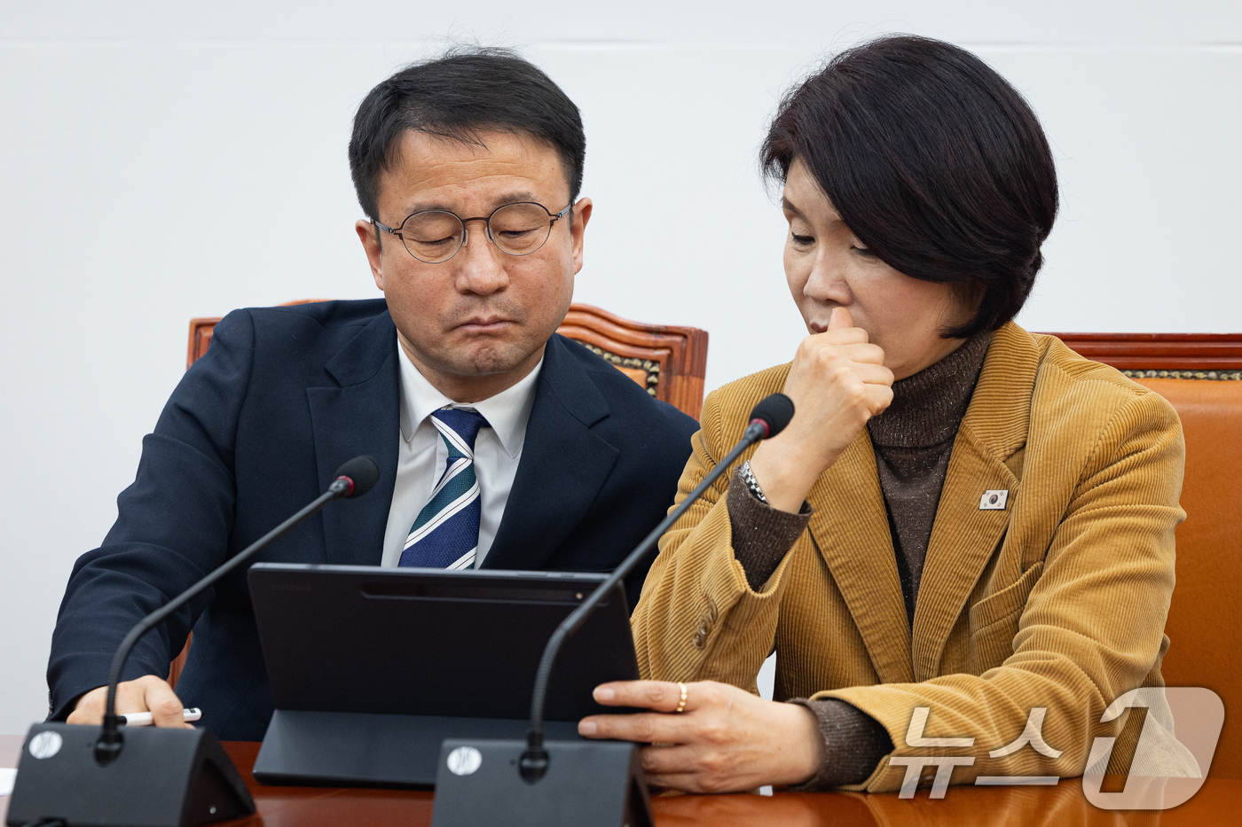 (서울=뉴스1) 유승관 기자 = 한병도 더불어민주당 원내대표와 한정애 정책위의장이 5일 서울 여의도 국회에서 열린 정책조정회의에서 태블릿PC를 바라보며 대화하고 있다. 2026.3 …