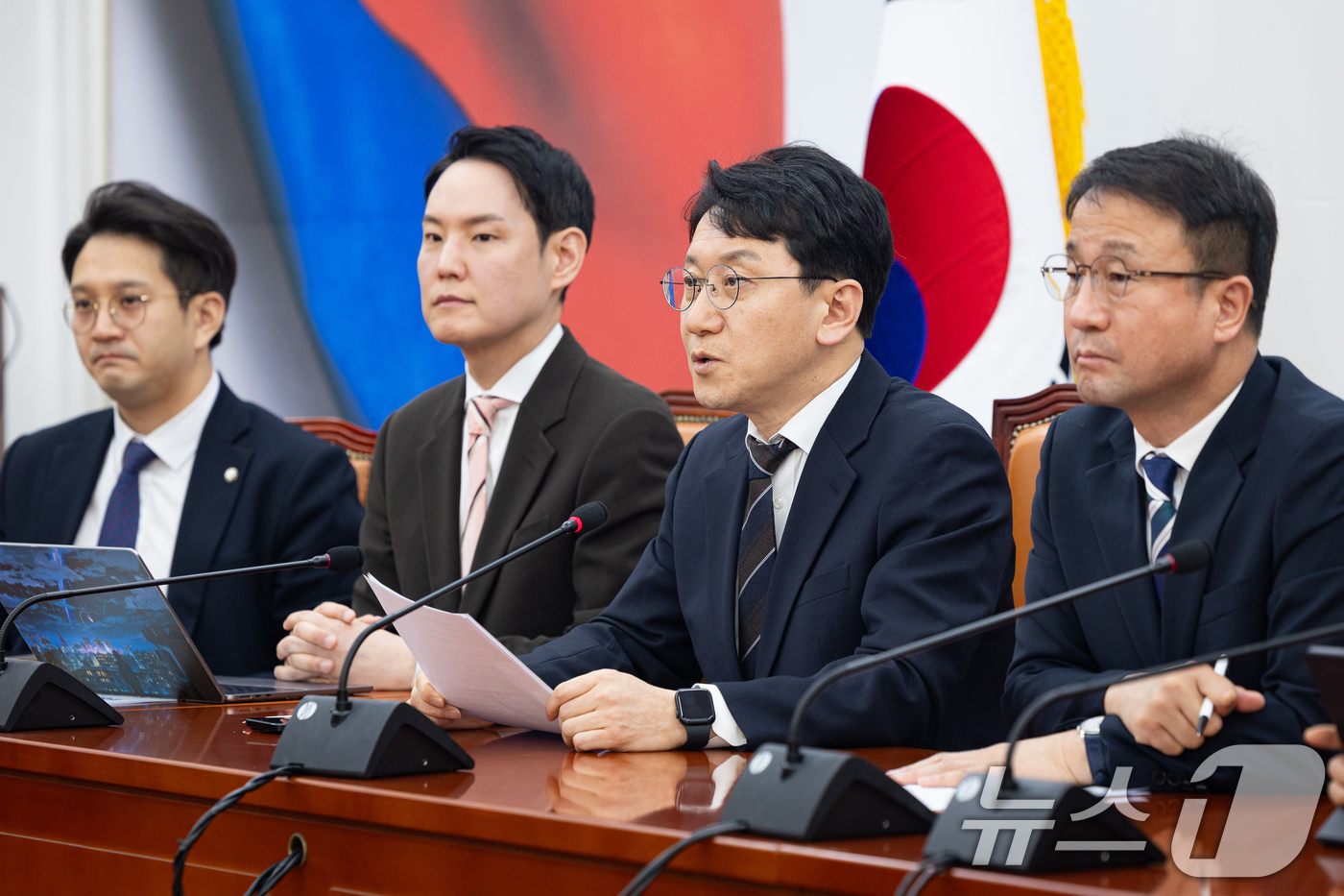 (서울=뉴스1) 유승관 기자 = 천준호 더불어민주당 원내운영수석부대표가 5일 서울 여의도 국회에서 열린 정책조정회의에서 모두 발언을 하고 있다. 2026.3.5/뉴스1