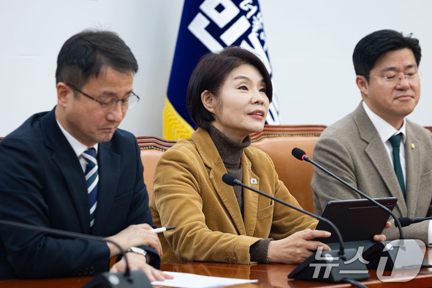 (서울=뉴스1) 유승관 기자 = 한정애 더불어민주당 정책위의장이 5일 서울 여의도 국회에서 열린 정책조정회의에서 모두 발언을 하고 있다. 2026.3.5/뉴스1