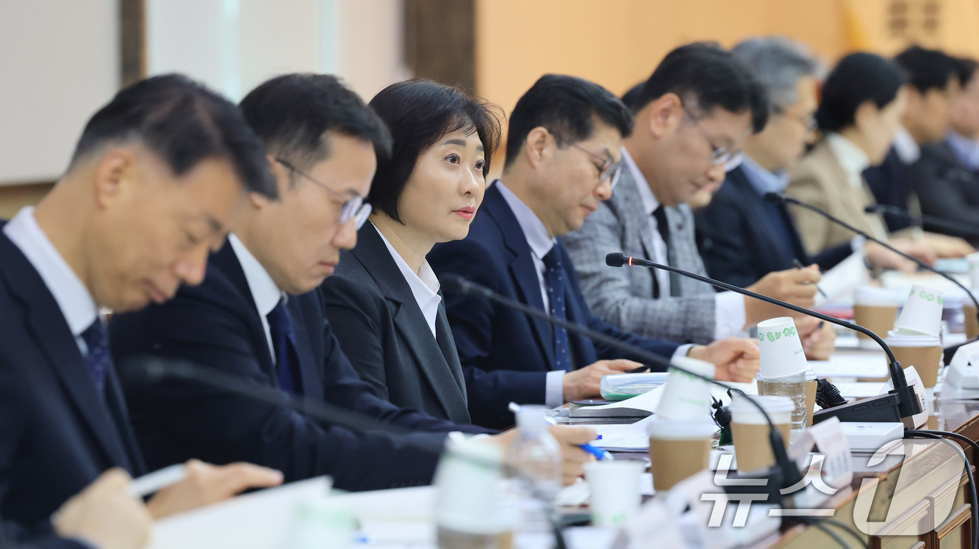 (서울=뉴스1) 임세영 기자 = 이스란 보건복지부 제1차관이 5일 서울 종로구 정부서울청사에서 열린 제3차 통합돌봄정책위원회에서 모두발언을 하고 있다. 2026.3.5/뉴스1