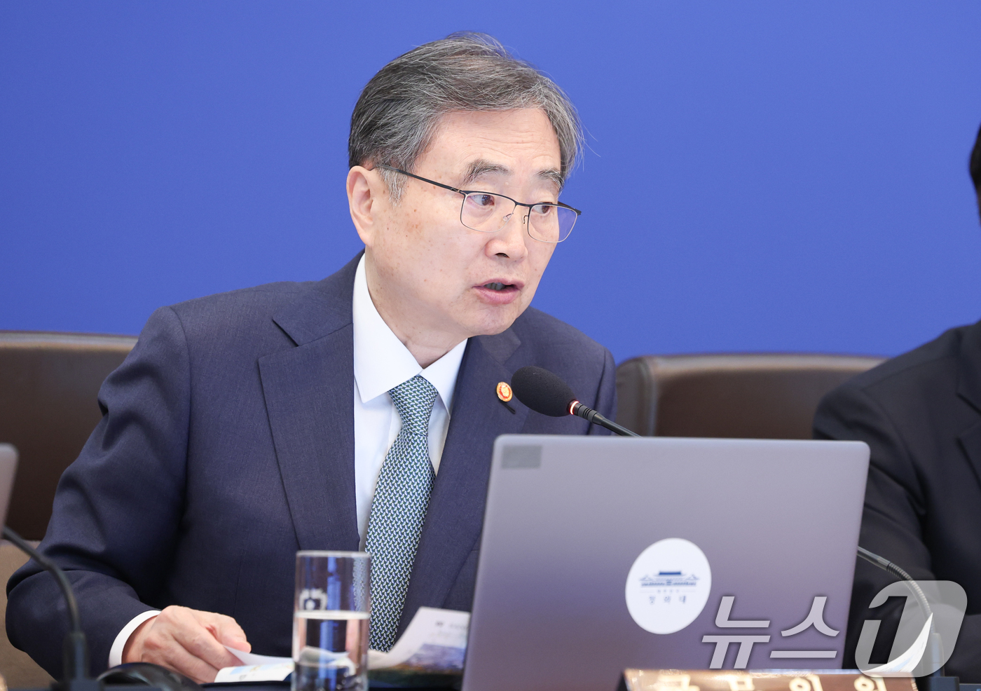 (서울=뉴스1) 이재명 기자 = 조현 외교부 장관이 5일 청와대에서 열린 임시국무회의에서 중동 관련 대응 현황 및 계획을 보고하고 있다. 2026.3.5/뉴스1