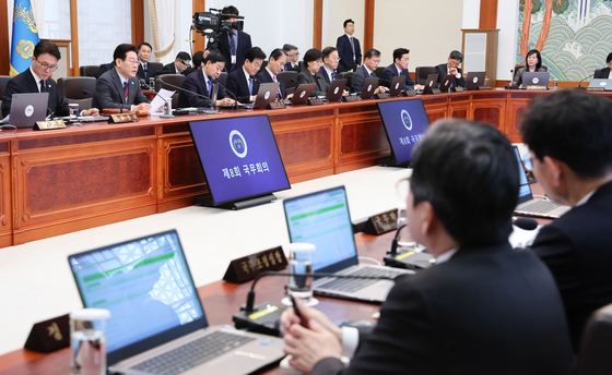 임시 국무회의 주재하는 이재명 대통령