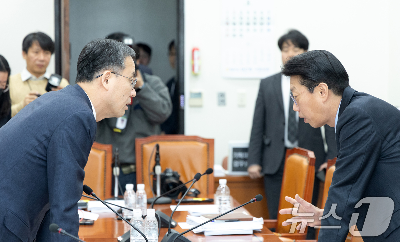 (서울=뉴스1) 이승배 기자 = 이형일 재정경제부 제1차관이 5일 서울 여의도 국회에서 열린 대미투자특별법 처리를 위한 특별위원회 제2차 법안심사소위원회에서 참석자와 대화하고 있다 …