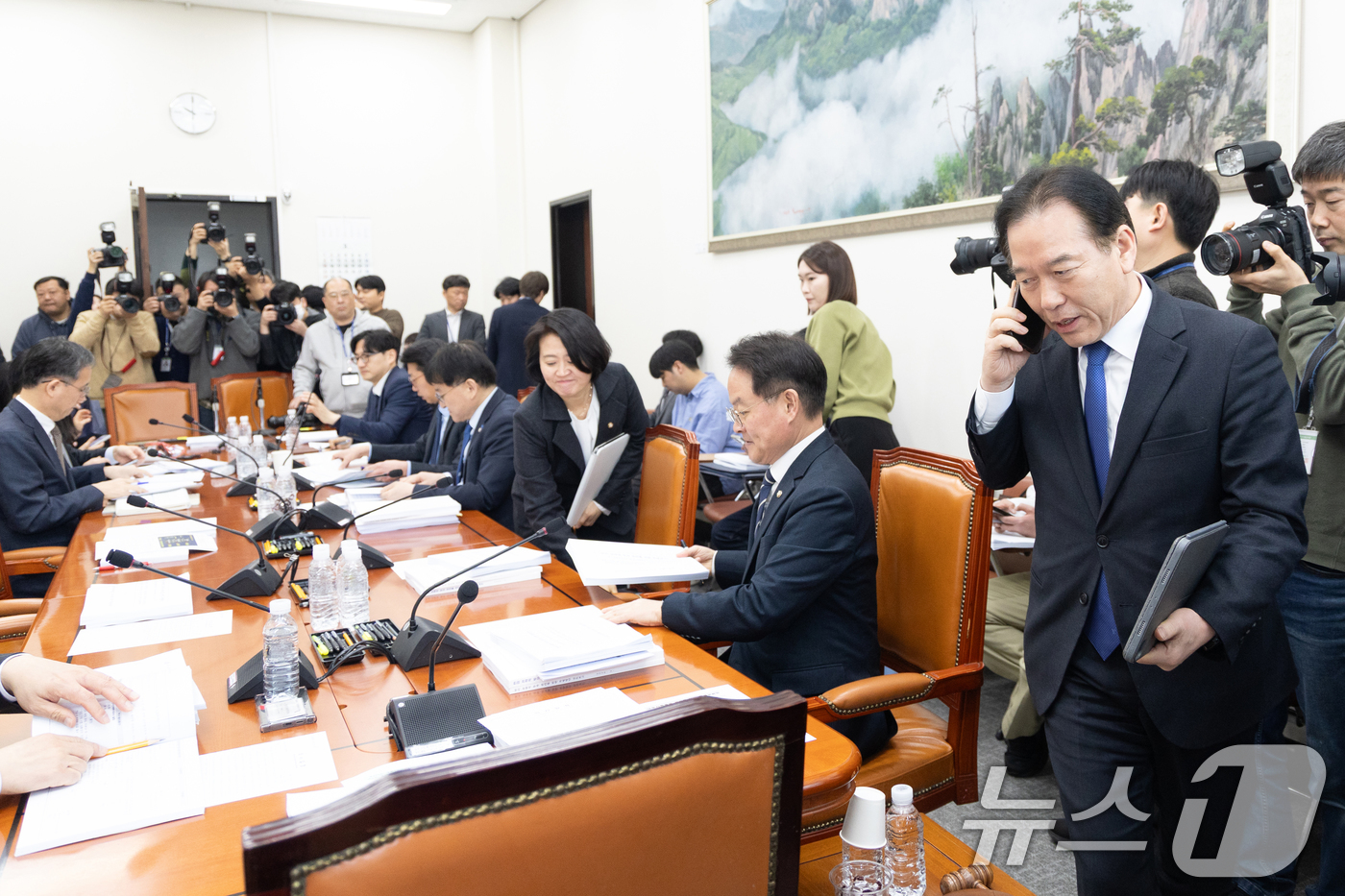 (서울=뉴스1) 이승배 기자 = 5일 서울 여의도 국회에서 열린 대미투자특별법 처리를 위한 특별위원회 제2차 법안심사소위원회에서 정태호 법안심사소위원장이 통화하며 자리로 향하고 있 …