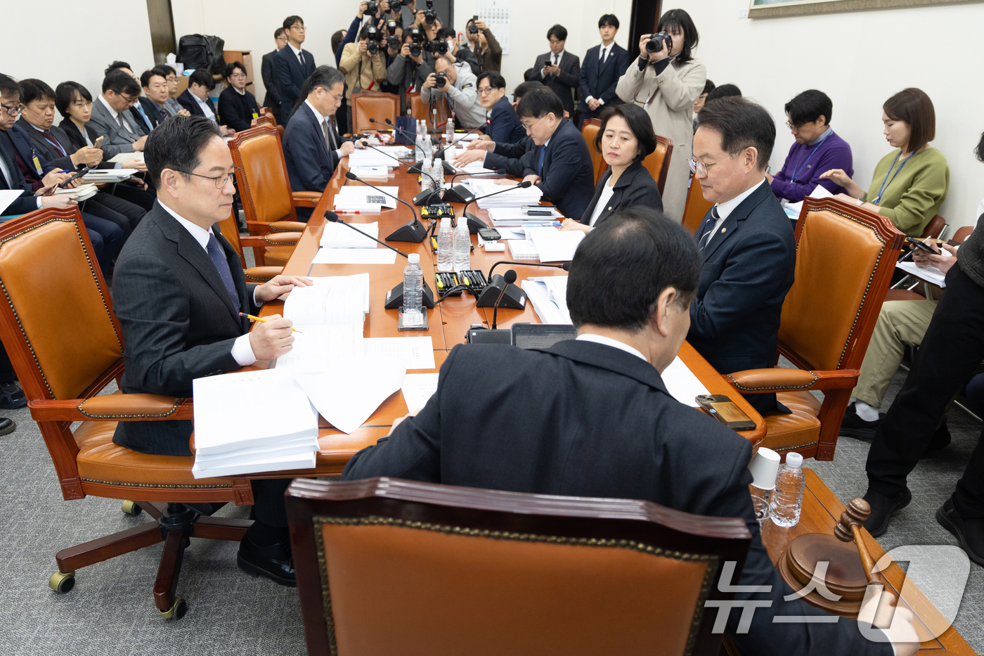 (서울=뉴스1) 이승배 기자 = 5일 서울 여의도 국회에서 열린 대미투자특별법 처리를 위한 특별위원회 제2차 법안심사소위원회에서 정태호 법안심사소위원장이 의사진행을 하고 있다. 2 …