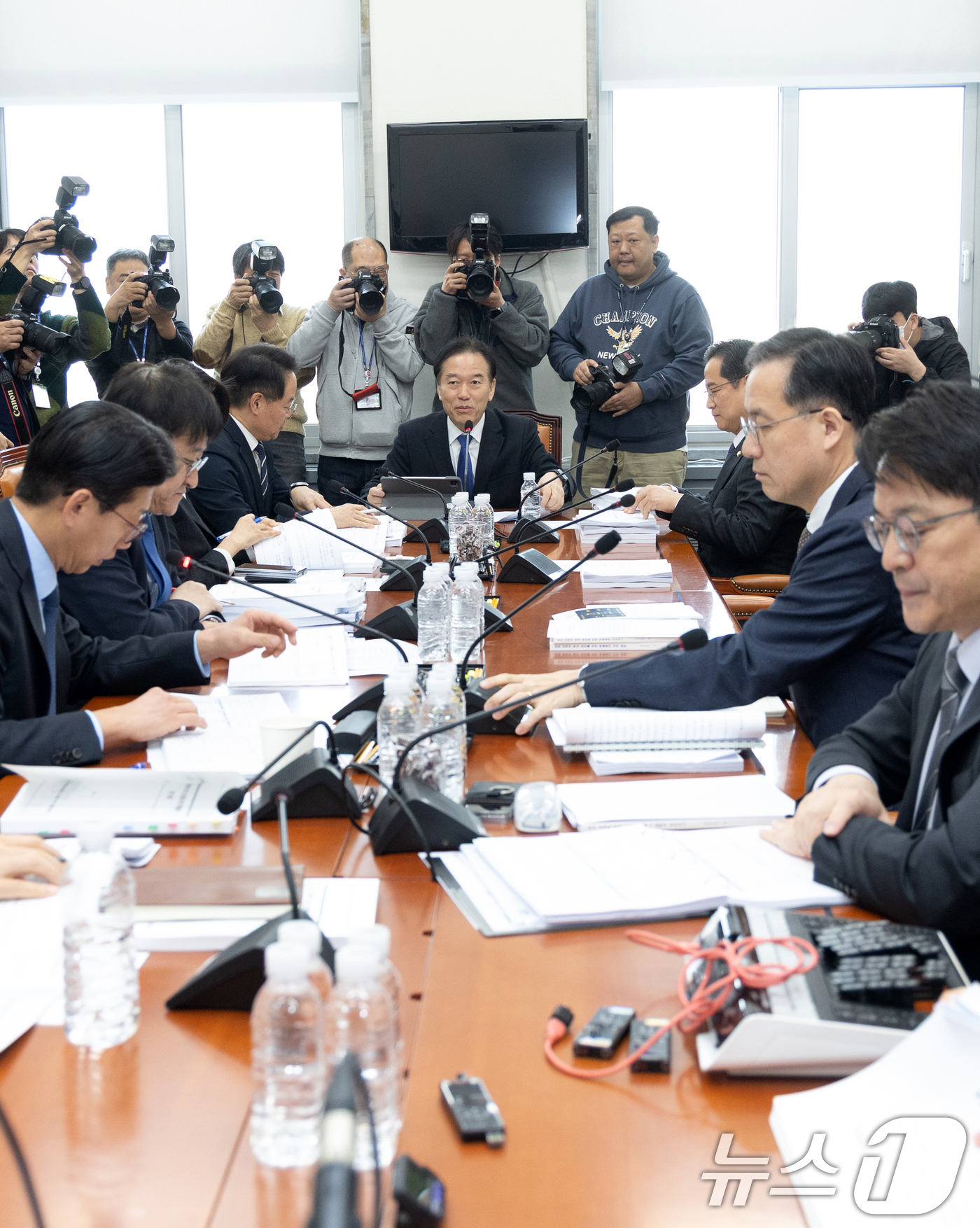 (서울=뉴스1) 이승배 기자 = 5일 서울 여의도 국회에서 열린 대미투자특별법 처리를 위한 특별위원회 제2차 법안심사소위원회 정태호 법안심사소위원장이 의사진행을 하고 있다. 202 …