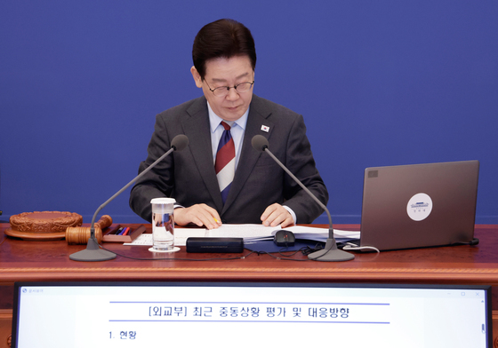 중동 상황 평가 및 대응방향 자료 보는 이재명 대통령